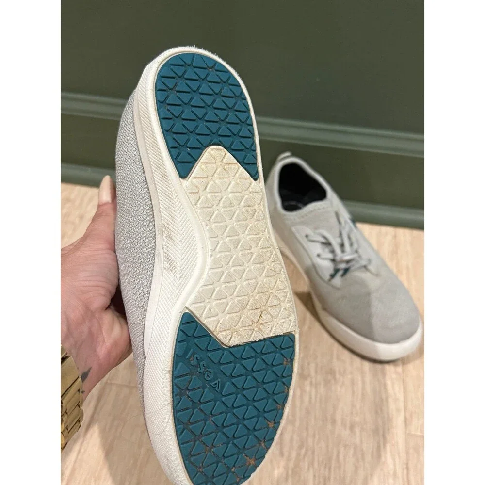 Vessie Gray Waterproof Girls Shoes size 4